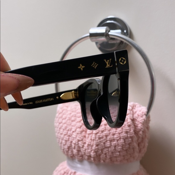 LOUIS VUITTON MONOGRAM ROUND SUNGLASSES BLACK AND GOLD - Picture 5 of 9